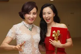 陶虹与陶红合影 网友：看名字让人分不清图片