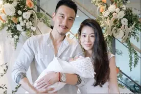 王阳明夫妇为女儿举办双满月派对 女儿露出侧脸拍全家福图片