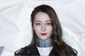 迪丽热巴韩国变“冷巴”，点对称泪痣化浓烈妆容酷到“生人勿近”图片