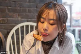 流量新套路，清纯美女变着法的喝白酒，真相或是网红表演给你看图片