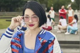 小S厉害！美到街上去，穿运动外套配短裤跳舞，波波头短发像巨星图片