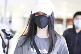 鞠婧祎现身机场，五分身材是硬伤，穿搭正确依旧秀美腿图片