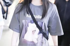 鞠婧祎现身机场，五分身材是硬伤，穿搭正确依旧秀美腿图片