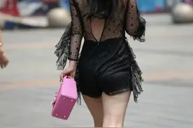 弯腰系鞋带，捕捉瞬间之美图片
