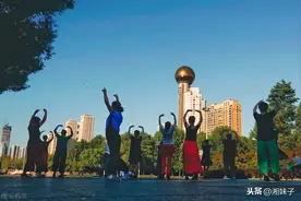 65岁公公恋上广场舞友，瞒着婆婆要分她赚来的家产，我该告诉婆婆吗？图片