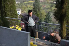 「新闻锐一度」游客参观汶川地震遗址嬉笑，被怼了图片