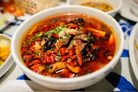做菜时，先放盐还是最后放盐？其实放盐顺序有讲究，但很多人不懂图片