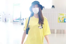 杨幂旗下黄梦莹现身机场，黄色短袖搭配短裤，大秀模特身材图片