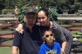 腾格尔夜里去偷瓜，看瓜人躺田地里：哥们，已经偷两次了还来？图片