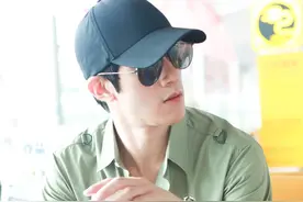 李治廷现身机场，一身军装色帅气迷人，有种公子哥的感觉图片