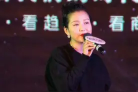 何洁穿搭又翻车了，黑色卫衣配百褶裙露“游泳圈”，显胖又显矮图片
