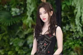 鞠婧祎白得发光，一身黑纱裙下，少女感与成熟美并存图片