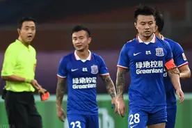 曹赟定辱骂主裁被红牌罚下，申花新闻官发声：“不是谁都有资格骂裁判！”网友：你是在说恒大核心郑智吗？图片