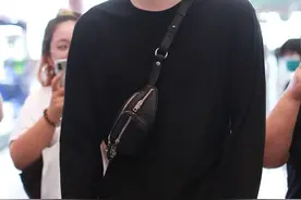 木子洋现身机场，造型奇特包裹严实，一身黑色酷劲十足图片