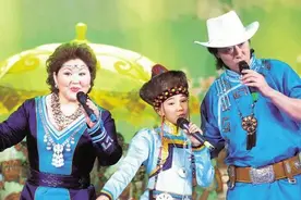 吉祥三宝春晚走红，14年后天人永隔：爸爸已去世2年，女儿认不出图片