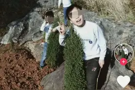 中学生操场打球，校内超市新买的羽毛球拍断落，12岁男生不幸被击中眉骨身亡，学校：正配合调解图片