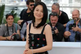 周韵的熟女韵味无敌了，一袭黑色吊带连衣裙配玉手镯，身材好窈窕图片