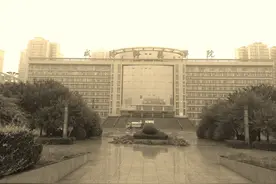 蒙蒙细雨中，重访“大秦帝国皇家师范学院”，追忆似水年华图片