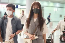 秦牛正威灰色西装马甲搭配白色T恤，个性帅气现身机场图片