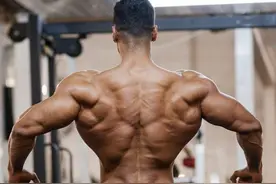 哑铃划船的两种训练方法，配合2个变式动作，背部肌肉更强壮图片