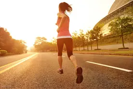晨练到底空腹好还是饭后好？医生提醒：3种情况，应严格避免空腹图片