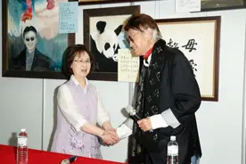 82岁琼瑶还穿“浪漫紫”，薄纱衬衫配刺绣马甲，文艺气息可真浓图片