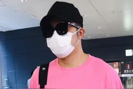 岁月不饶人，沙溢一件粉色短袖现身机场，曾经的帅气变成了稳重图片