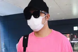 岁月不饶人，沙溢一件粉色短袖现身机场，曾经的帅气变成了稳重图片
