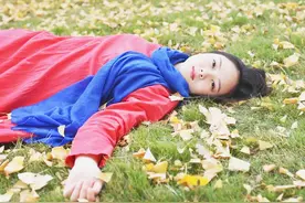秋风乍起，秋叶纷纷从高处启程，其美丽身姿一直在诗句里翻飞图片