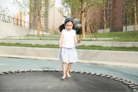 儿童玩蹦床有哪些好处图片