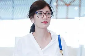 贾静雯走机场尴尬了！衬衫纽扣只系三颗，领口敞开歪得不成样子图片