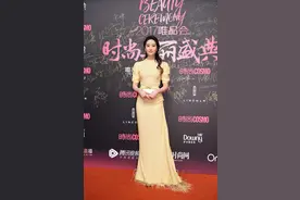 当看到刘亦菲的“凤凰裙” ，再看她的黑天鹅礼服，怼脸拍也很美图片