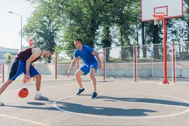 剧烈运动后该如何科学补水？医生：为什么运动后喝冰水对胃不好图片
