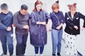 央视主持李思思下班真时髦，穿"羽绒被"走廊上跳舞，舞姿太搞笑图片