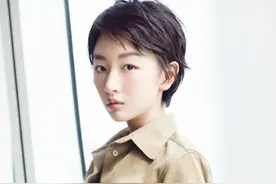 周冬雨为显腿长好敢穿！一条黑色短裤秀出“竹竿腿”，真腿精女孩图片