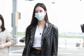 张一山绯闻女友宋妍霏，长发飘飘亮相机场，出生澳洲家境富有图片