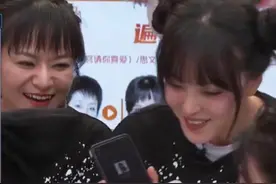 王思聪与绯闻女友不避嫌，女方被逗得满脸红晕，亲密举动多次被拍图片