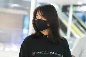 街拍：王柯穿黑T恤配豹纹短裙搭长筒袜，尽显女团风范图片