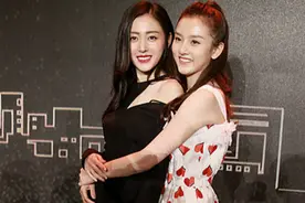 空姐服对身材要求太高了，张天爱和宋祖儿穿空姐服，反差很明显图片