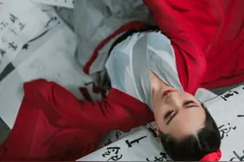 王维《相思》：毛阿敏却唱“最肯忘却古人诗，最不屑一顾是相思”图片