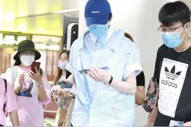 “摩登兄弟”刘宇宁现身机场，蓝色的拼接衬衣搭配，阳光帅气图片