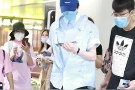 “摩登兄弟”刘宇宁现身机场，蓝色的拼接衬衣搭配，阳光帅气图片