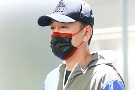王耀庆头戴棒球帽一身运动装超休闲，机场走出霸道总裁范图片