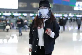 三十九岁张萌机场街拍！《安家》老板娘帅气十足图片