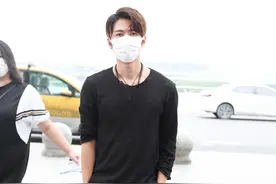 陈学冬现身机场，一袭黑色超低调，双手插口袋耍帅气图片