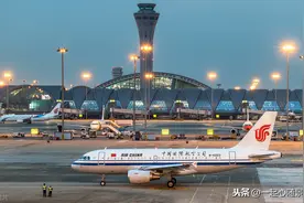 “魔幻”的成都：飞机开上立交桥，与汽车并肩跑图片