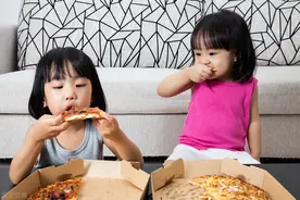 儿童心理学：为什么允许孩子吃零食的妈妈，反而能教出优秀的娃？图片