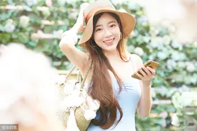 美女花园照图片