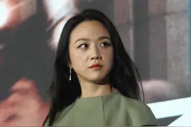 汤唯笑称自己真的胖了 脚踩高跟鞋真好看图片
