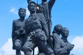纪念塔下悼英烈 爱国基地传薪火图片